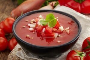 3 Rețete Savuroase cu Roșii: De la Salată la Sosuri Delicioase 3 gazpacho/temananc.ro