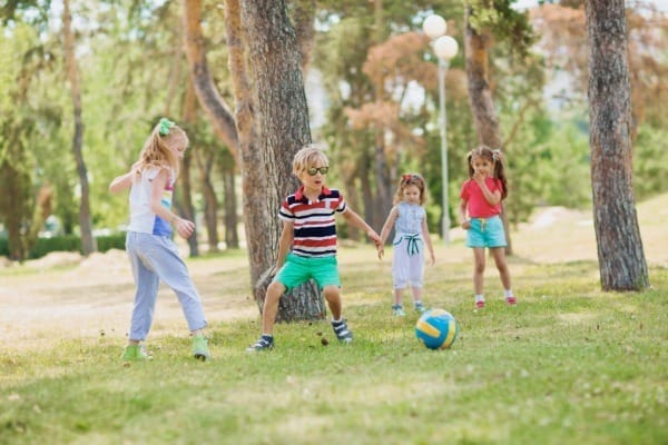 Rolul mișcării în dezvoltarea copiilor 5 Children playing football 394538