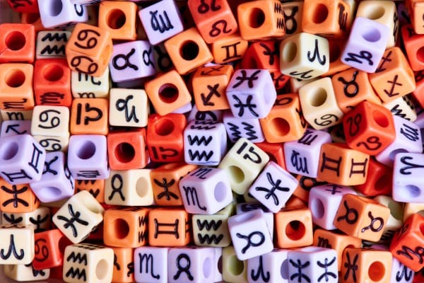 Horoscop lunii octombrie 2025 - Dinamism, schimbări și revelații interioare 3 Cubes with zodiac signs 4321461