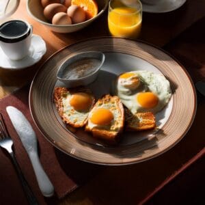 Ouale și Colesterolul: Sunt Sigure pentru Persoanele cu Colesterolul Mărit? 1 Firefly a breakfast with eggs 32605