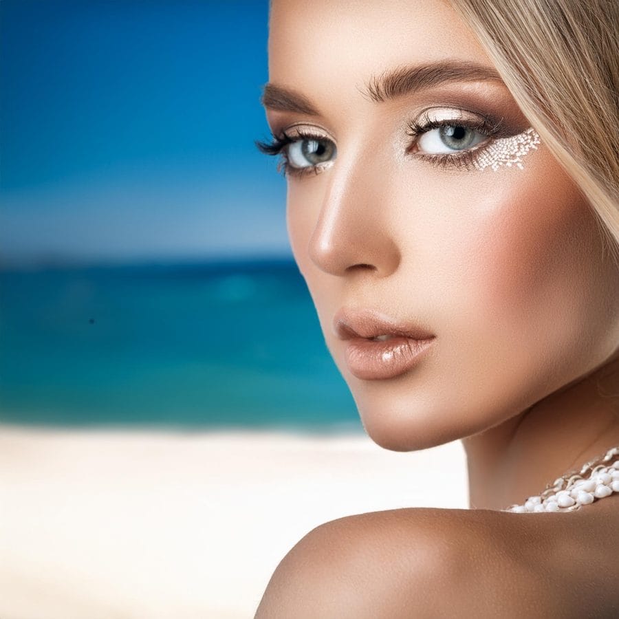 Machiaj la Plajă: Pro și Contra 4 Firefly a woman with makeup on the beach 235