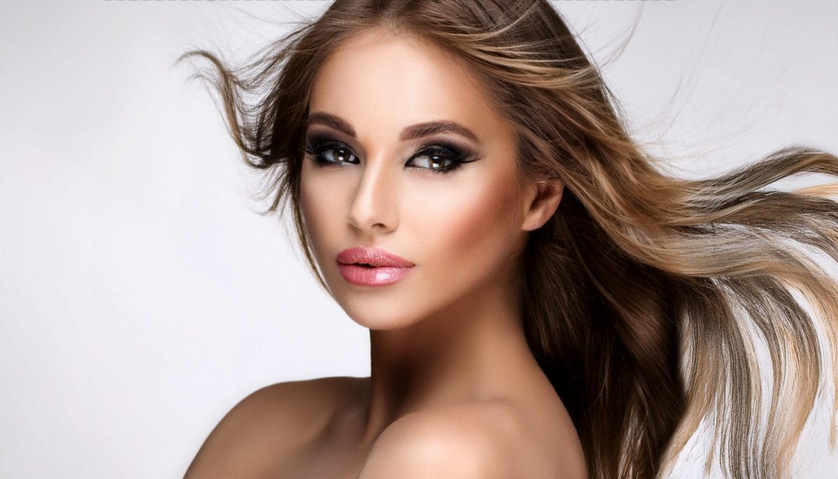 Eyeliner sau creion de ochi? Ce look este mai potrivit? 6 Firefly a young woman with make up with eyeliner and hair in the wind 77091