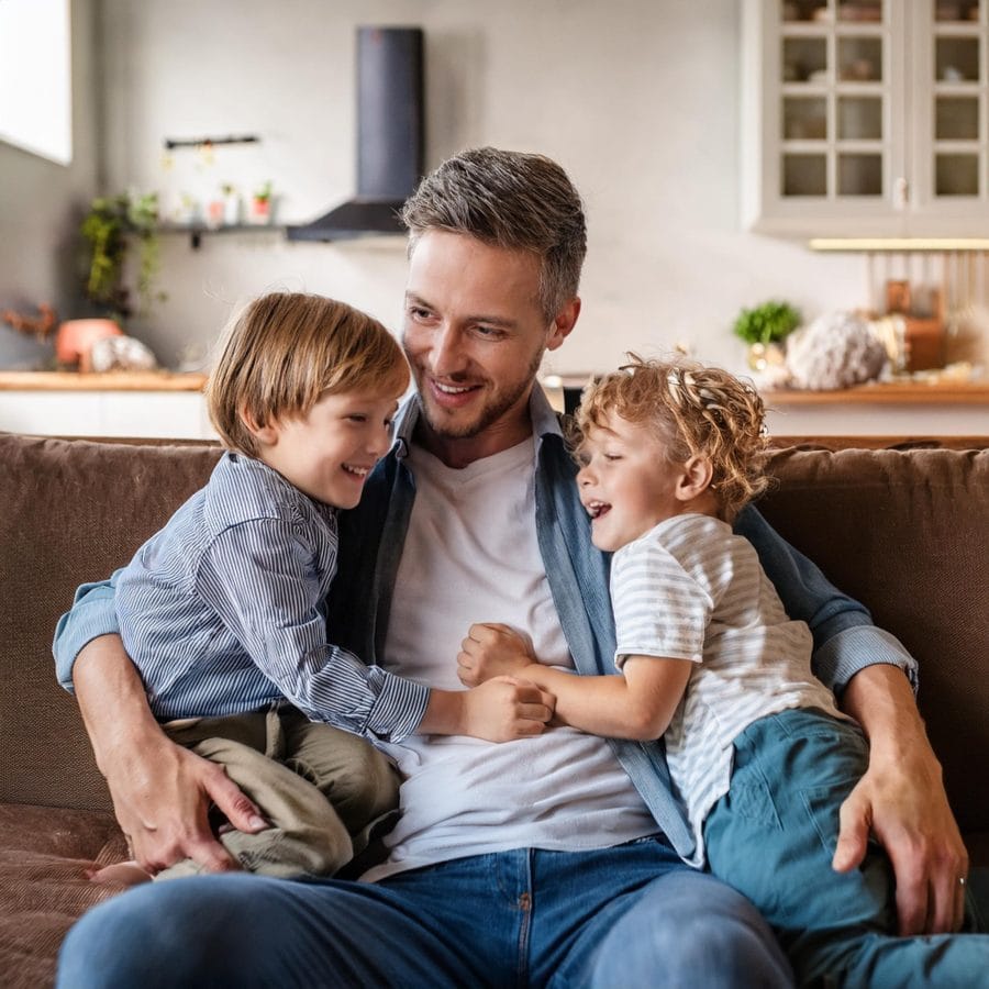 Cum influențează tatăl evoluția copiilor? 2 Firefly dad with children happy family playing together on sofa fathers day 61238