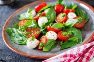 3 Rețete Savuroase cu Roșii: De la Salată la Sosuri Delicioase 1 Salată de Roșii cu Mozzarella și Busuioc (Salată Caprese)/foodislove.ro