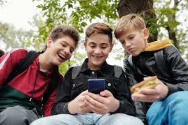 Rețelele de socializare pot afecta sănătatea mintală a adolescenților 8