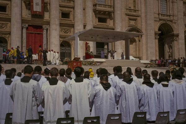 BREAKING! Fum alb la Vatican: A fost ales un nou Papă 3 pexels photo 29945580 29945580 e1746721473390