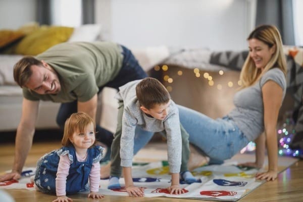 Ce facem cu copilul în weekend? 6 young parents playing with their kids at home
