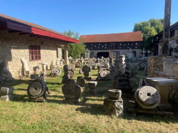 Muzeul Pietrei din Sângeru, Prahova – O comoară ascunsă a artei și tradiției 8 WhatsApp Image 2025 08 15 at 16.10.14 scaled e1755263486524