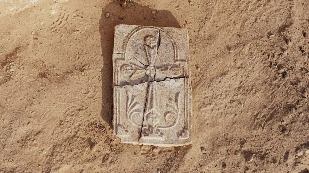Cruce veche de cel puțin 1 300 de ani, descoperită în Emiratele Arabe Unite / Pe locul sitului arheologic a existat un așezământ monahal creștin 8 cruce 1024x576 1