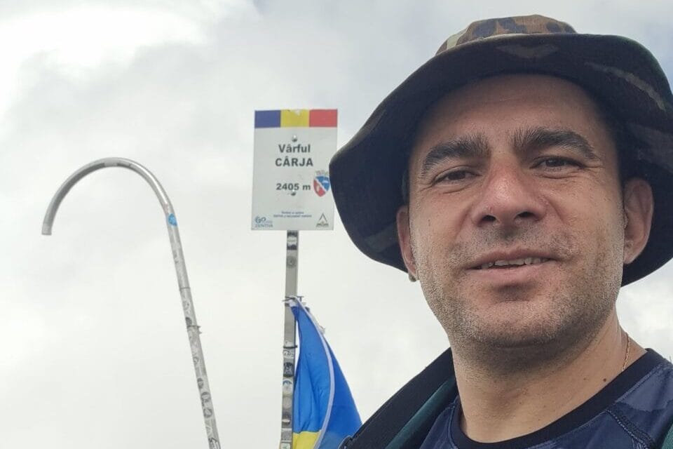 Un senator român a urcat pe munte cu familia: ce a descoperit l-a emoționat 20 palarie scaled e1754392457693