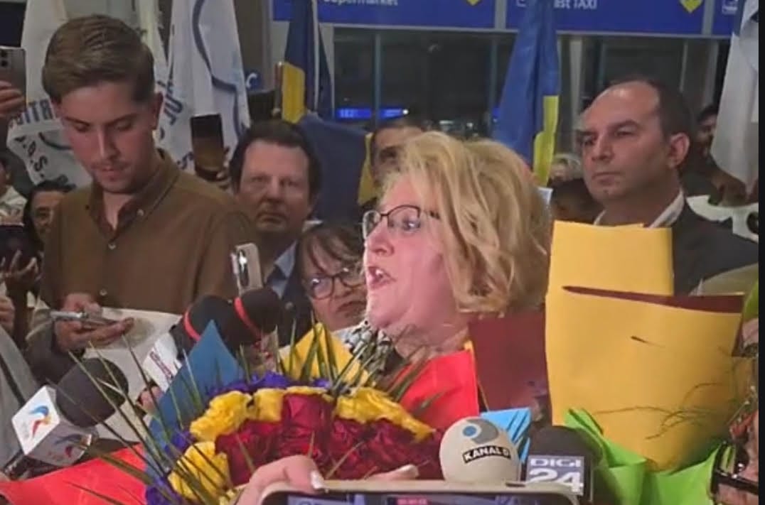 Diana Șoșoacă s-a întors în țară și a fost întâmpinată de susținători cu flori și aplauze 10 IMG 0273