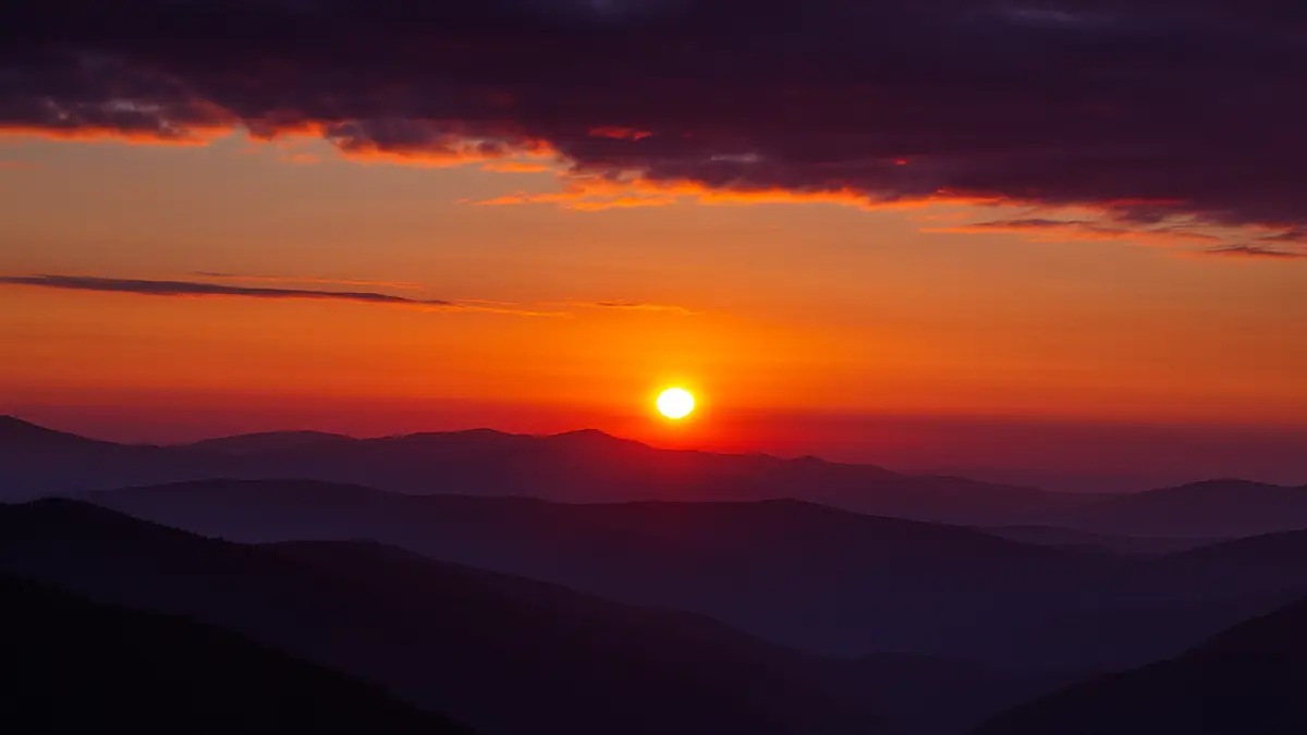 Claritate și introspecție la final de octombrie: ce ne învață ultima zi a lunii 10 Apus de soare peste munți, simbol al introspecției și clarității de la finalul lunii octombrie 2025.