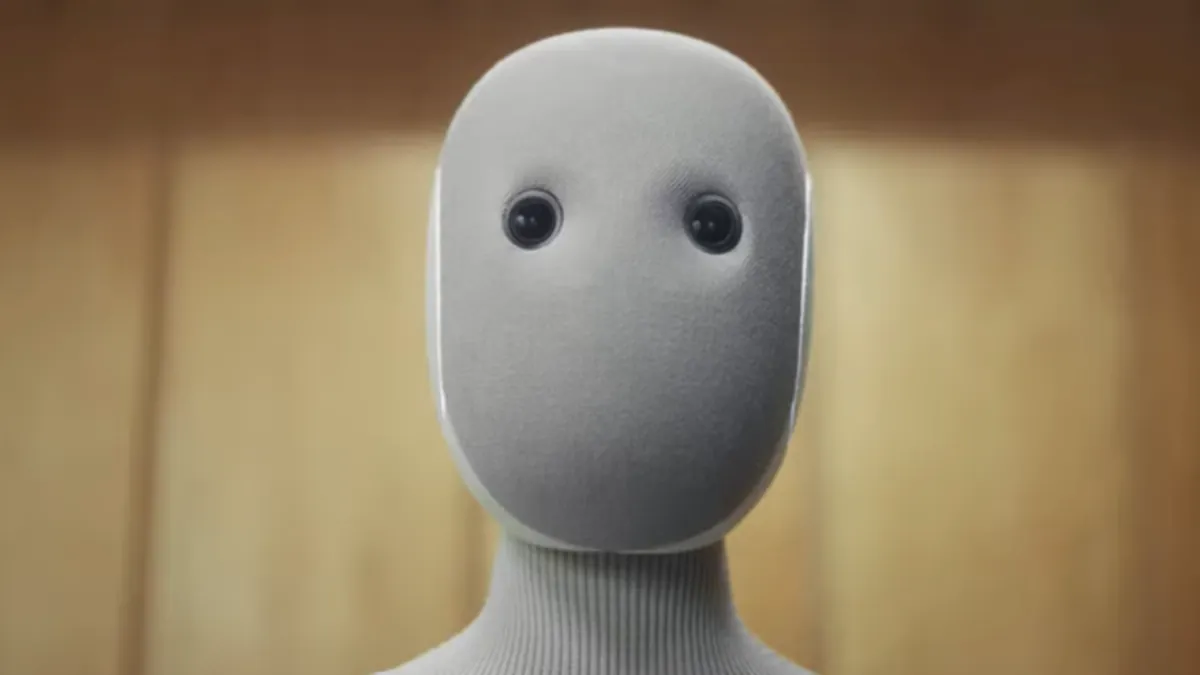 Prim-plan cu robotul umanoid NEO, creat de compania 1X Technologies, proiectat pentru uz casnic și interacțiune sigură cu oamenii.