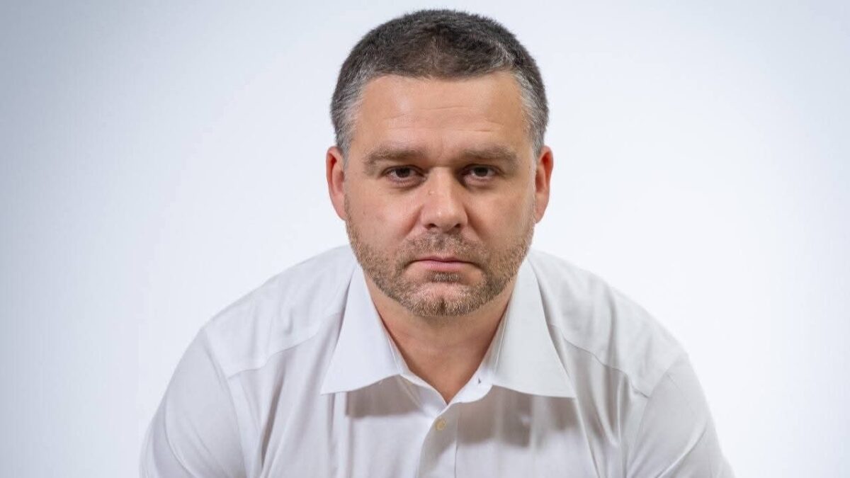 Primarul Ciprian Ciucu, în timpul unei conferințe de presă, reacționează la zvonurile privind retragerea sa din cursa electorală.