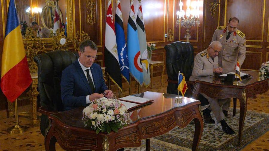 Ministrul Apărării Naționale, Ionuț Moșteanu, în timpul vizitei oficiale în Egipt, pentru semnarea Memorandumului privind cooperarea militară România–Egipt.