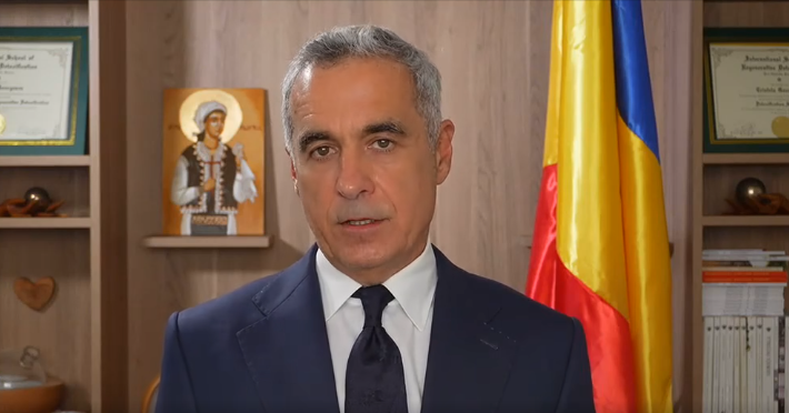 Urnă de vot iluminată simbolic, reprezentând ideea de alegere conștientă și reflecție civică, în contextul declarațiilor lui Călin Georgescu despre alegerile pentru Capitală.