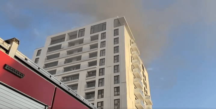 INCENDIU PUTERNIC ÎNTR-UN BLOC DIN SECTORUL 5: 152 de persoane evacuate. 17 victime transportate la spital 10 Screenshot 2025 11 22 153834
