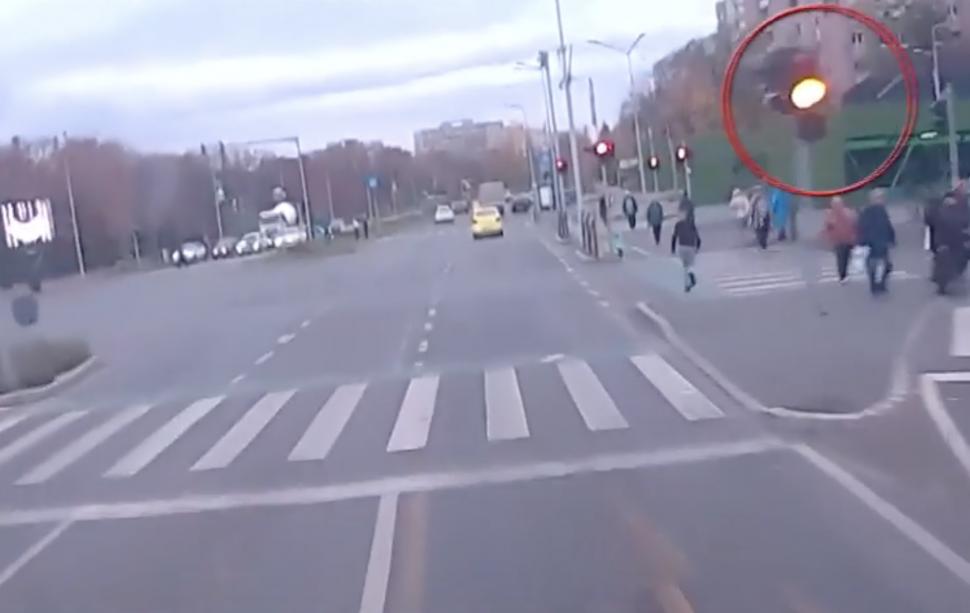 momentul accidentului din drumul taberei surprins pe camere autobuzul 168 trece pe galben si e lovit soferul sustine altceva 1020865