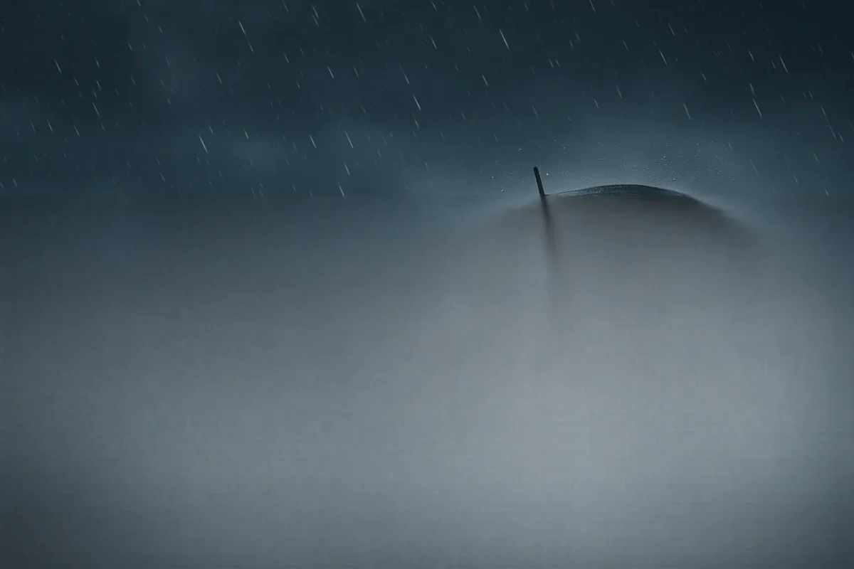 Peisaj de toamnă în România, cu cer parțial noros și raze de soare care străbat printre nori, simbolizând trecerea de la ploi la vreme senină în săptămâna 3–9 noiembrie 2025.