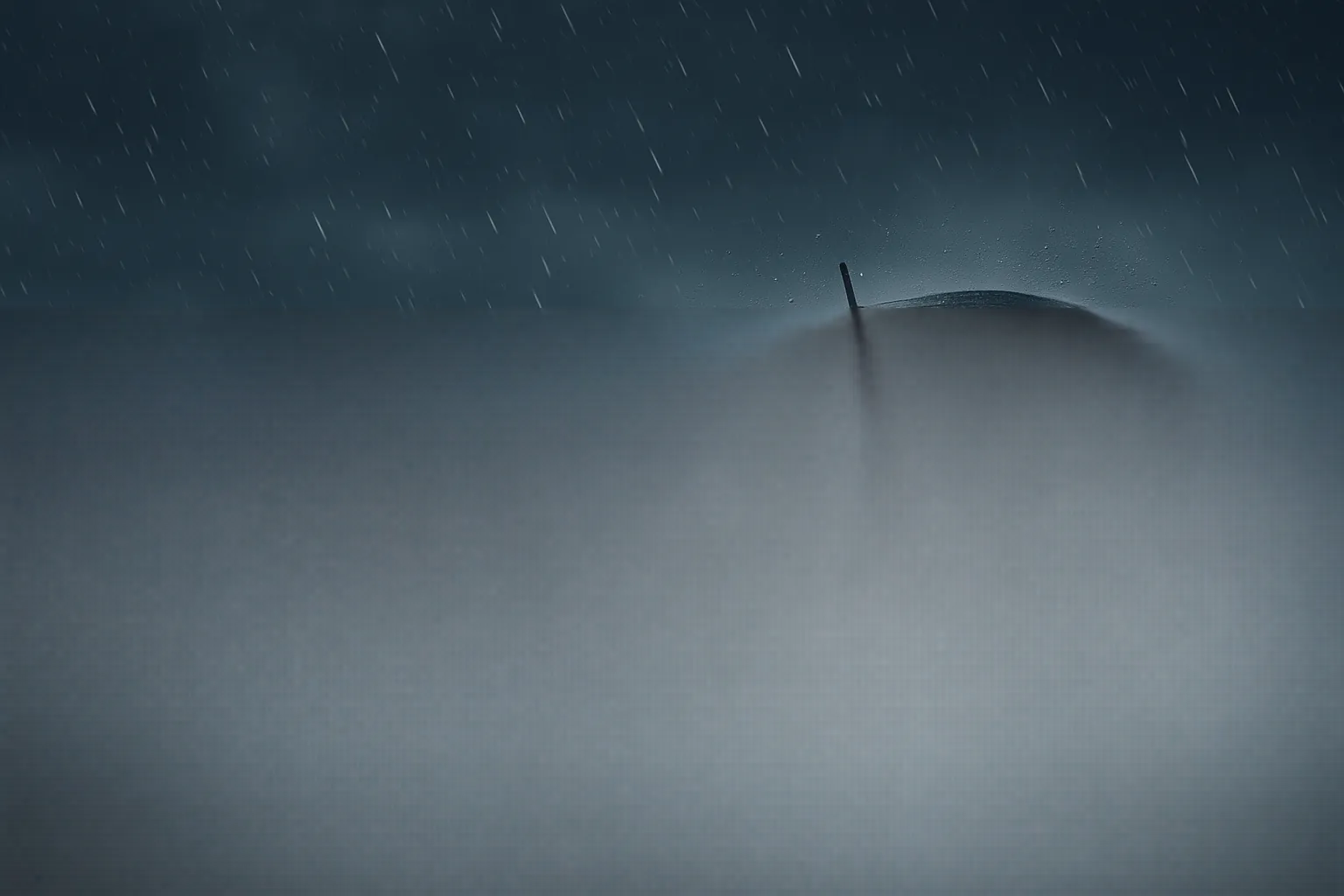 Peisaj de toamnă în România, cu cer parțial noros și raze de soare care străbat printre nori, simbolizând trecerea de la ploi la vreme senină în săptămâna 3–9 noiembrie 2025.