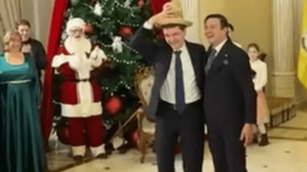 Colindători primiți la Palatul Cotroceni. Nicușor Dan a gustat din colacii tradiționali 8 Nicusor Dan