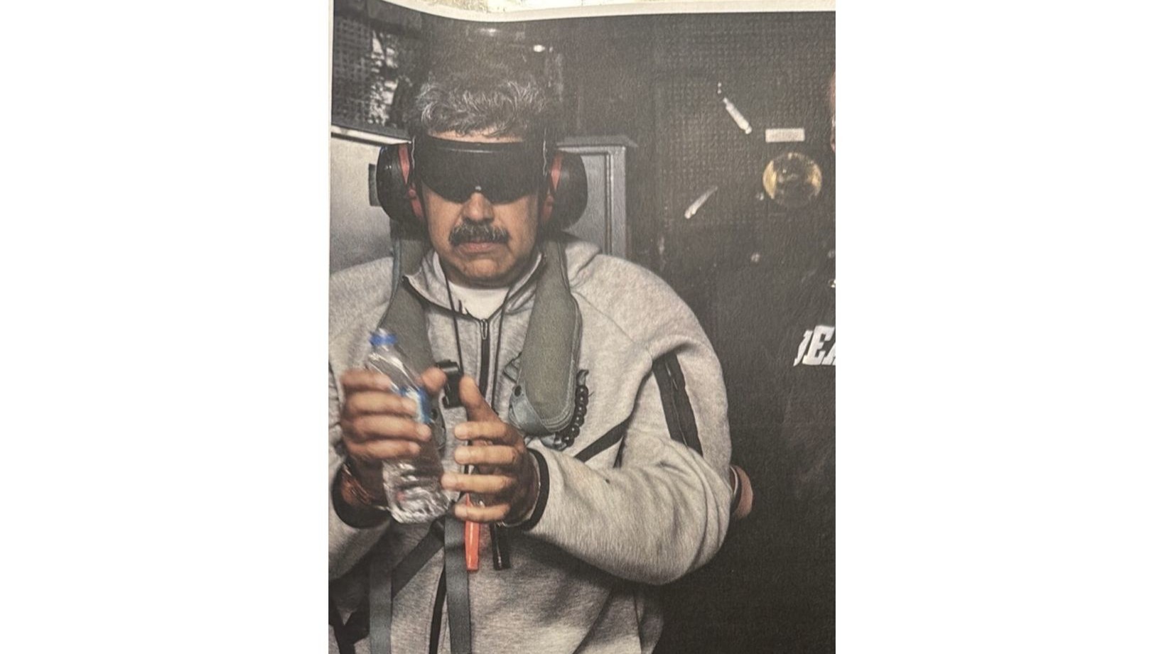 Nicolás Maduro cu mască pe ochi, la bordul navei USS Iwo Jima