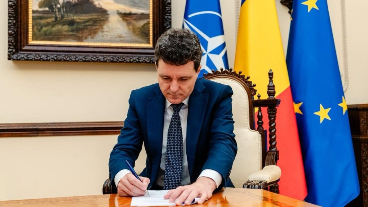 Legea promulgată permite folosirea camerelor foto-video-audio portabile în spațiul public