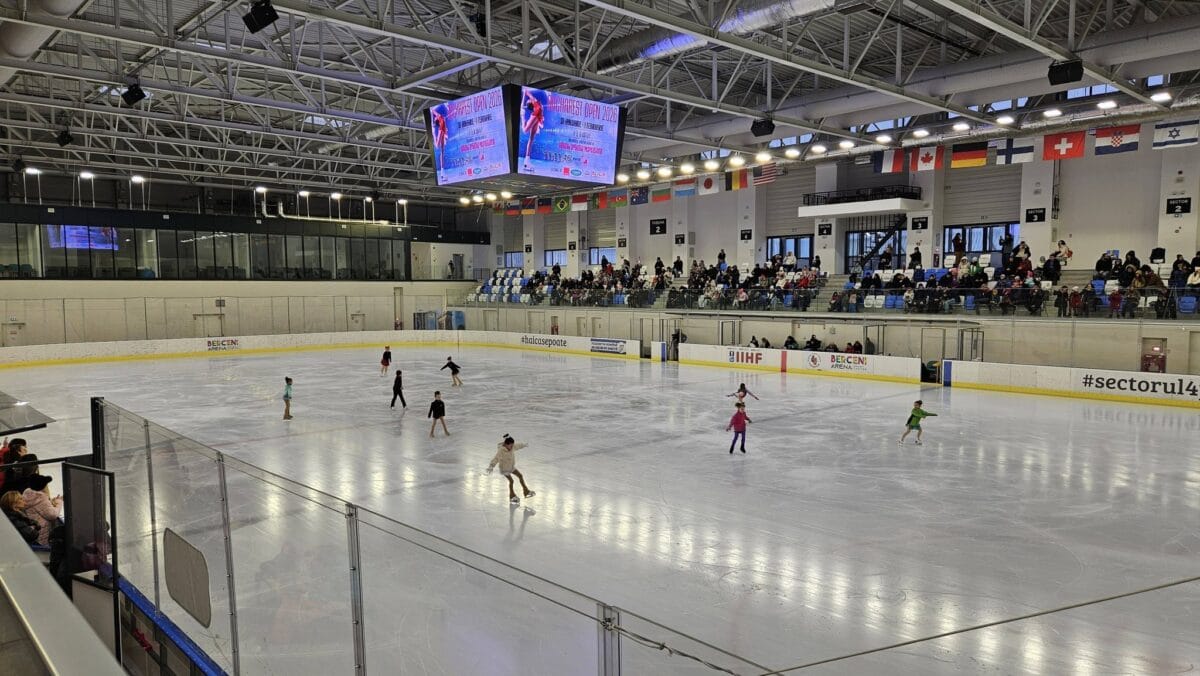 Patinatori evoluând la Bucharest Open pe gheața Berceni Arena