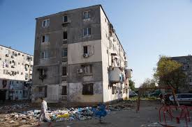 Blocuri de apartamente în București și Timișoara, ilustrând impactul impozitelor locale