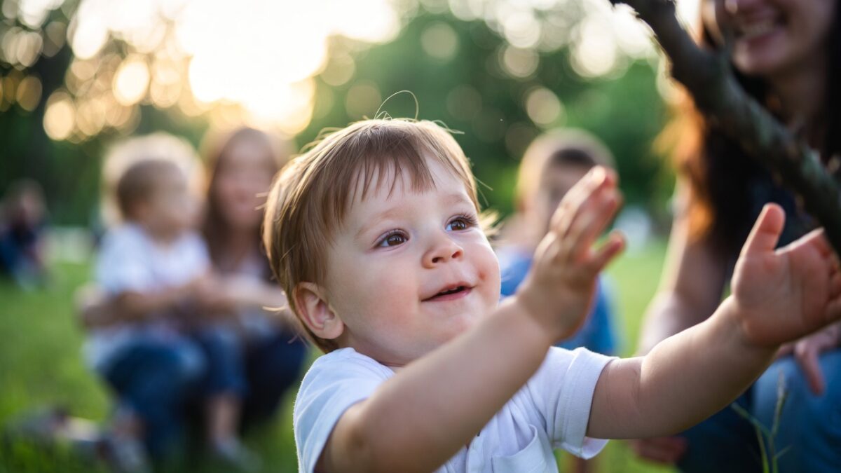 Copil explorând lumea prin joacă și interacțiune socială