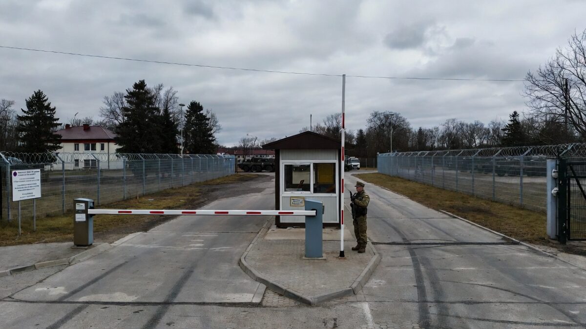 Polonia interzice mașinile fabricate în China în baze militare