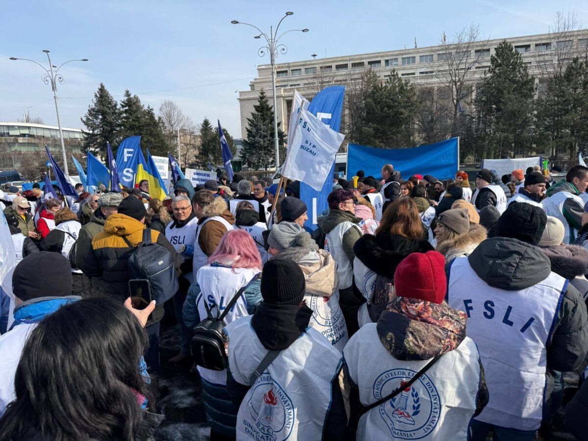 Protest al angajaților din educație în Piața Victoriei
