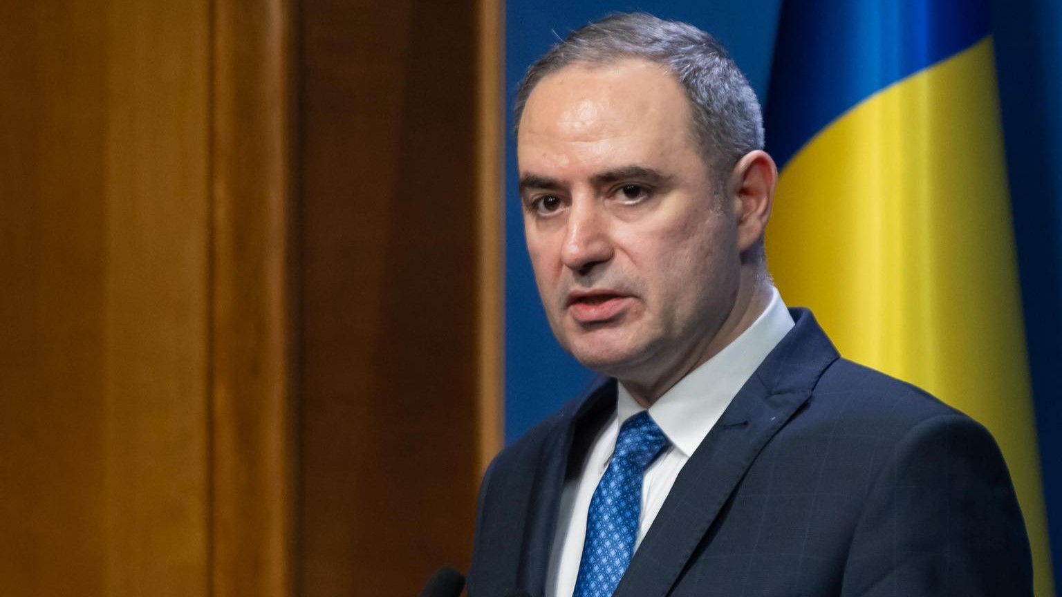 Alexandru Nazare prezentând pachetul de stimulare a investițiilor mari în cadrul unei declarații oficiale