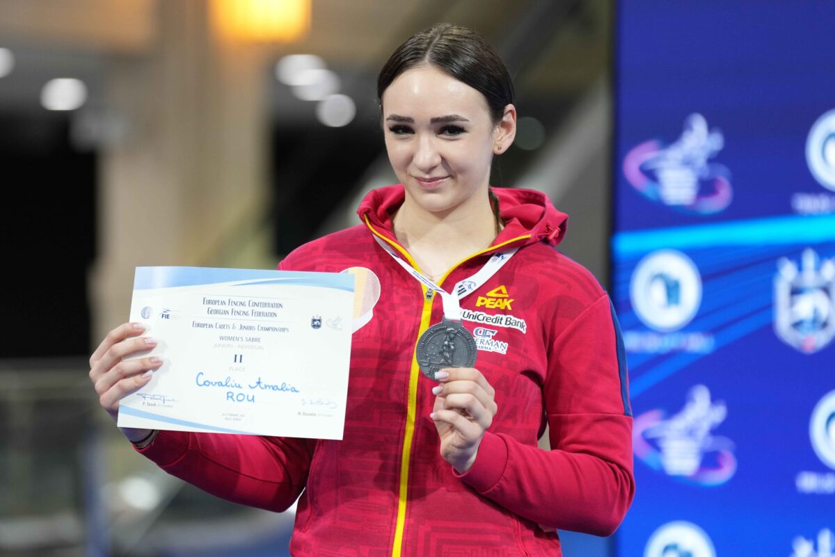 Amalia Covaliu pe podium cu medalia de argint la Campionatele Europene de Scrimă Juniori