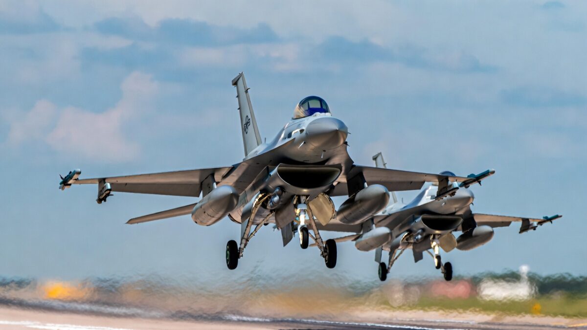 Două F-16 Fighting Falcon au decolat pentru supravegherea spațiului aerian după detectarea dronei rusești