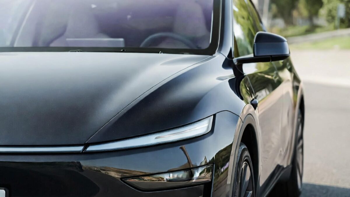 Mașină modernă echipată cu senzori și camere pentru siguranța șoferului