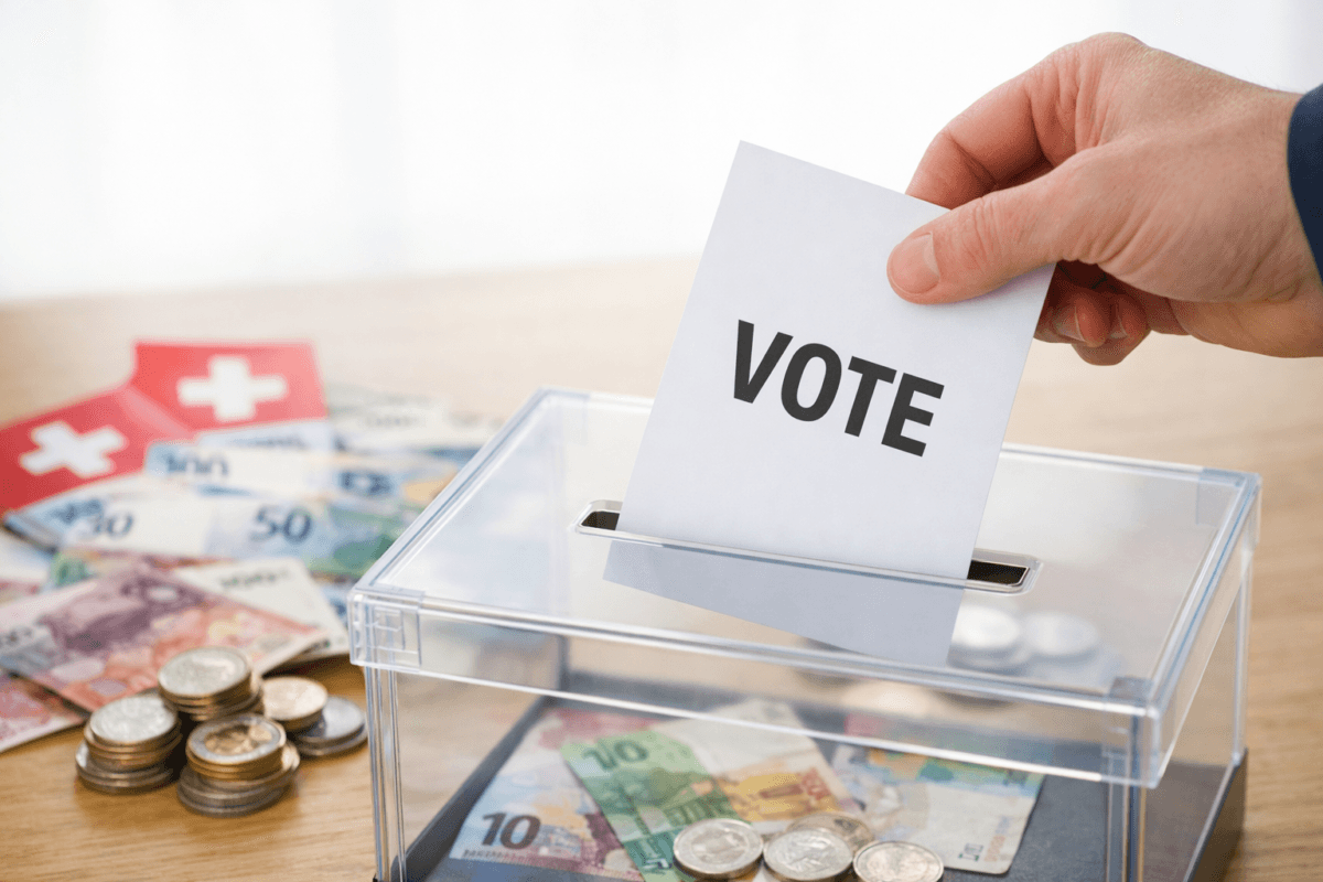 Bancnote și monede elvețiene pe fundal neutru