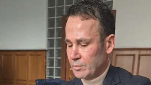 Robert Negoiță în fața tribunalului, în momentul realizării testului antidrog