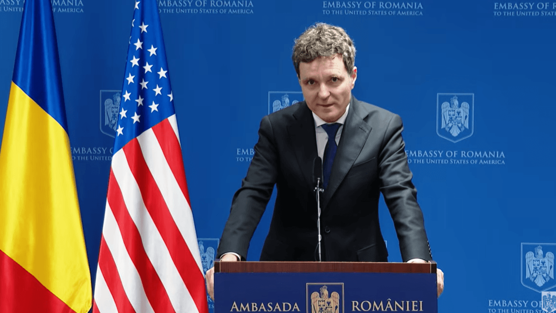 Președintele Nicușor Dan la pupitru în timpul declarațiilor de presă la Washington.