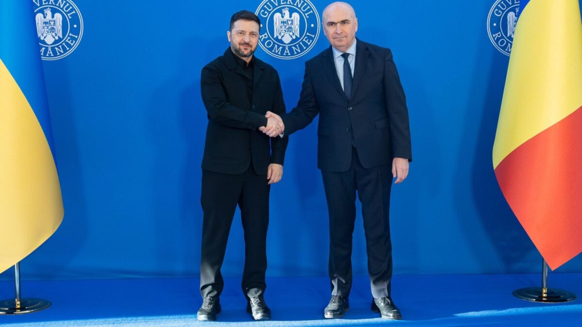 Ilie Bolojan și Volodimir Zelenski în timpul unei întâlniri oficiale la Palatul Victoria