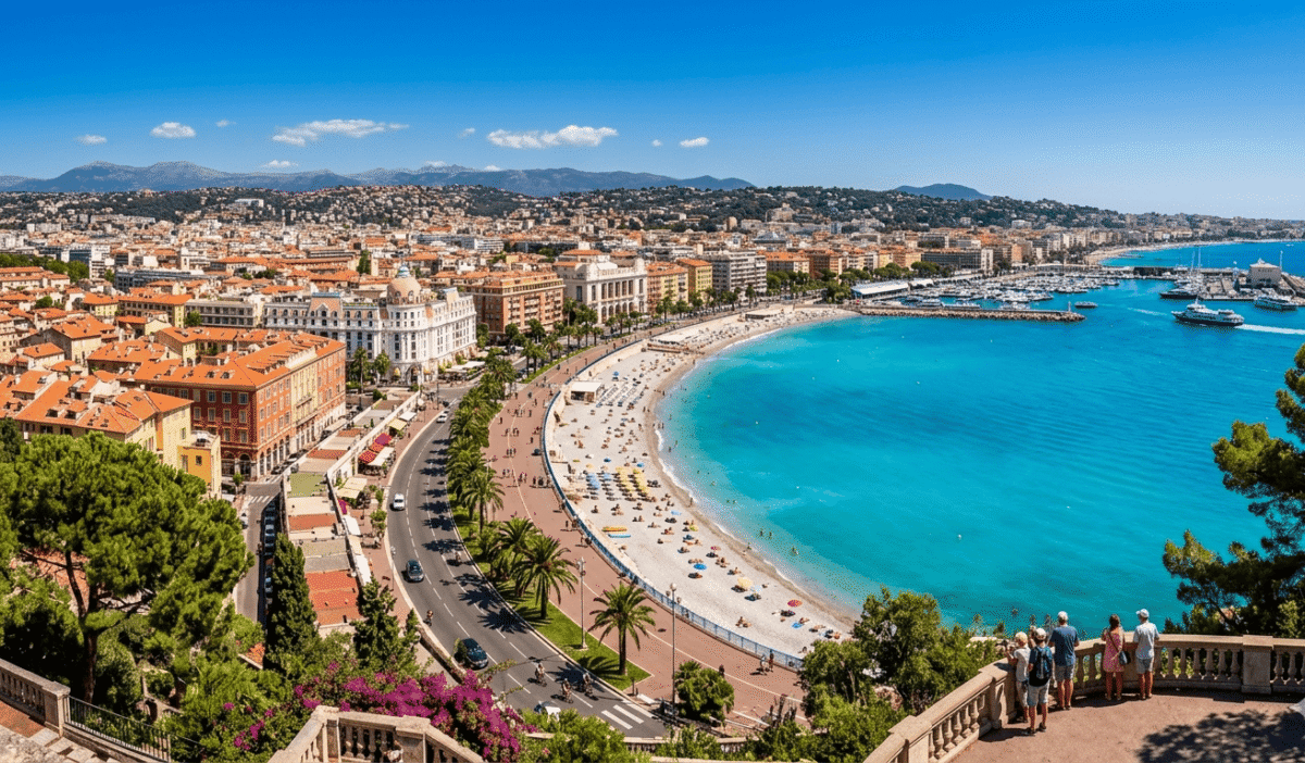 Vedere panoramică asupra orașului Nisa, Franța, cu Promenade des Anglais și apele turcoaz ale Golfului Îngerilor sub un cer senin de vară.