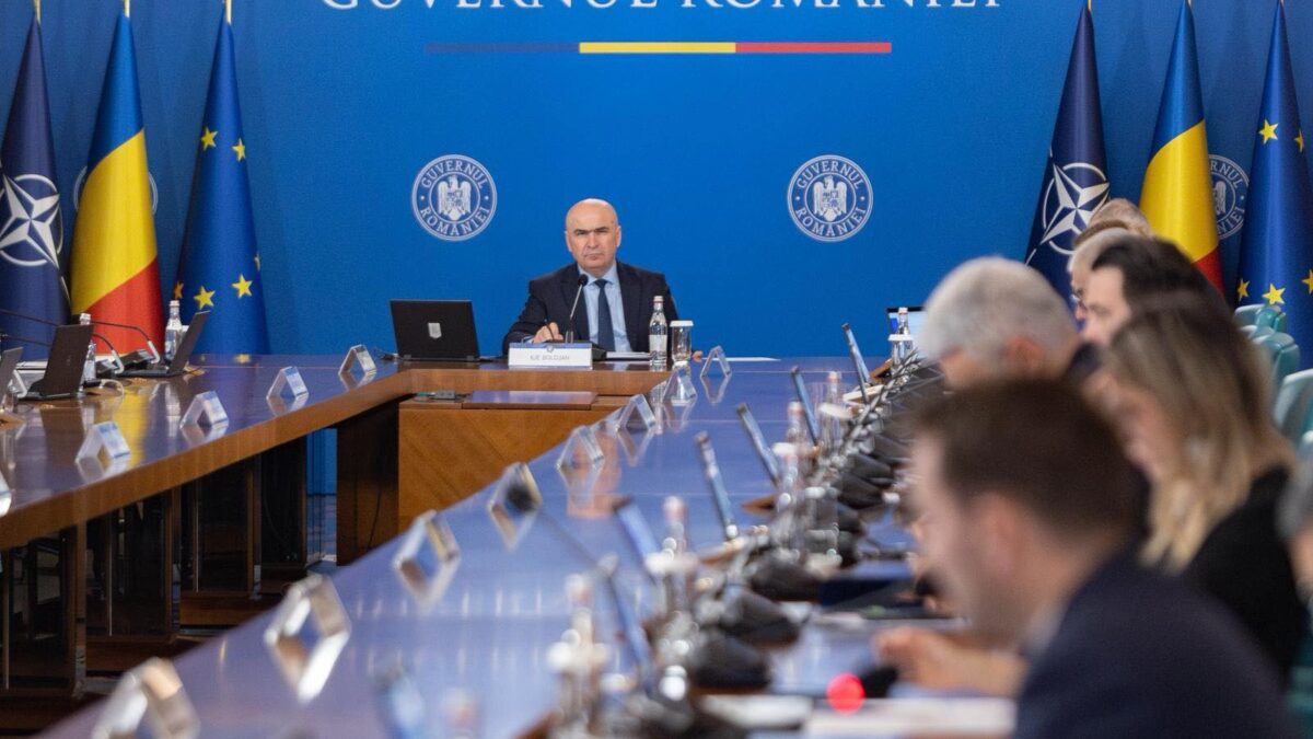 Ilie Bolojan în timpul unei ședințe de guvern discutând despre simplificarea procedurilor pentru investiții
