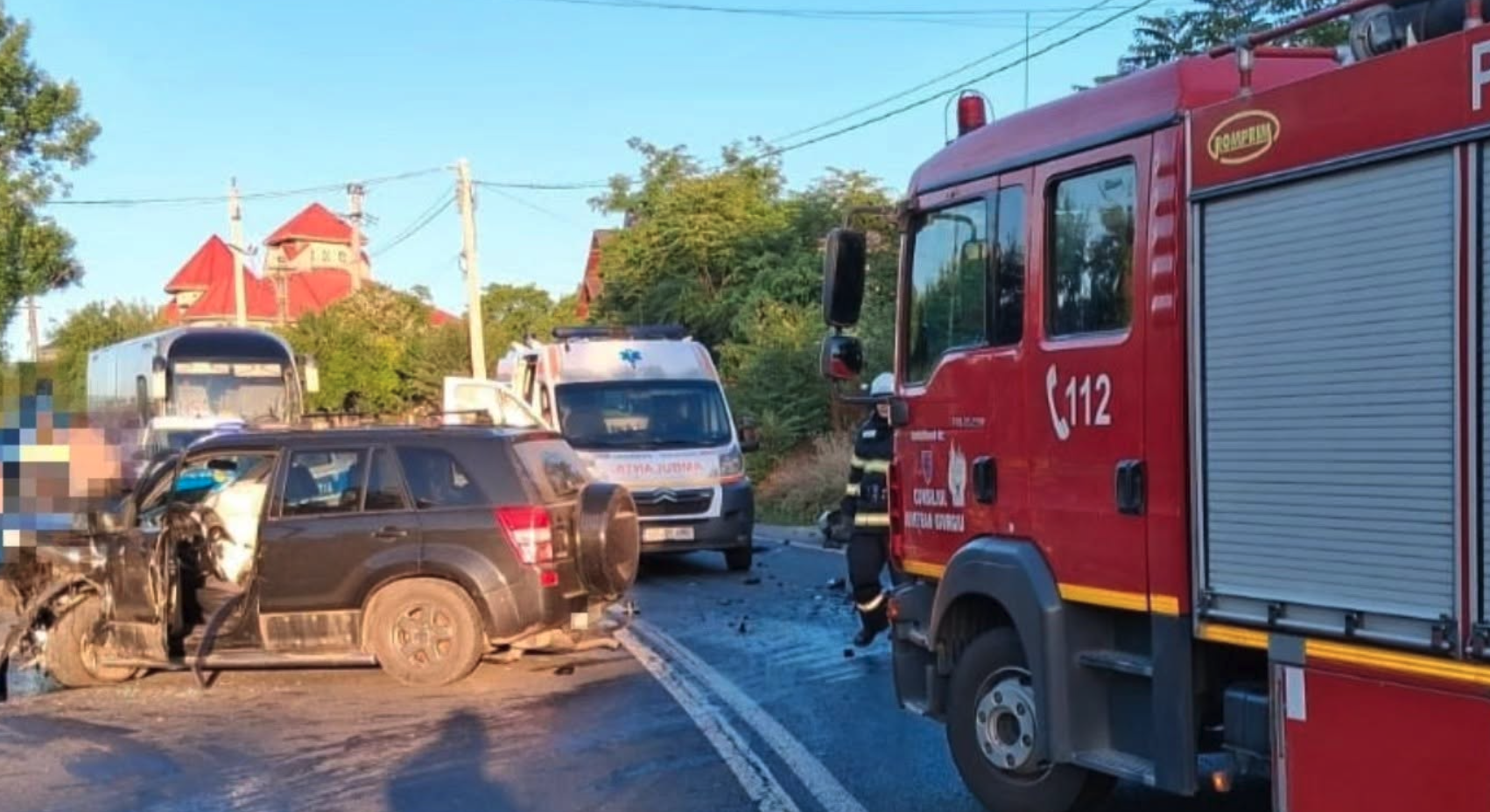 Accident rutier grav pe DN6, la Valea Plopilor: Doi șoferi răniți, transportați la spitale din Capitală cu ambulanța și elicopterul SMURD 1 accident / ISUGiurgiu